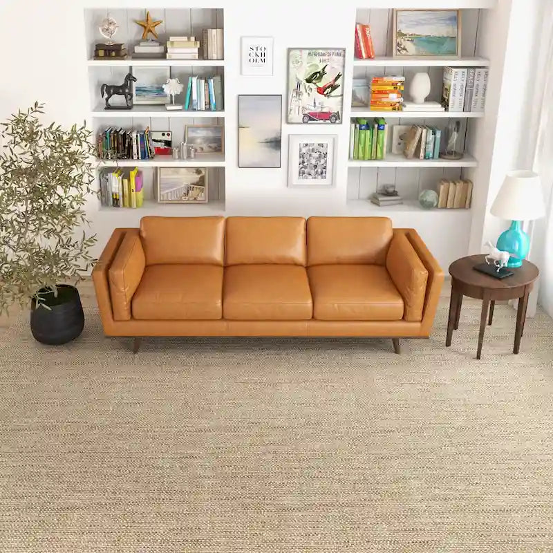 Canapé en cuir couleur sable pour salon, style Mid-century modern