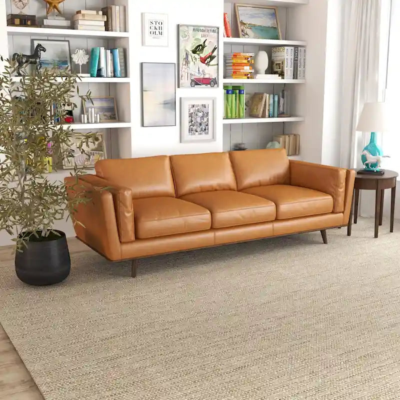 Canapé en cuir couleur sable pour salon, style Mid-century modern