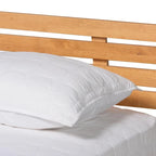 Lit plateforme en bois avec tête de lit à lattes
