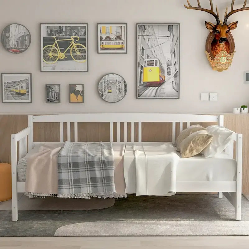 Lit de repos simple en bois massif avec espace de rangement