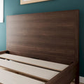 Lit plateforme en bois avec tête de lit